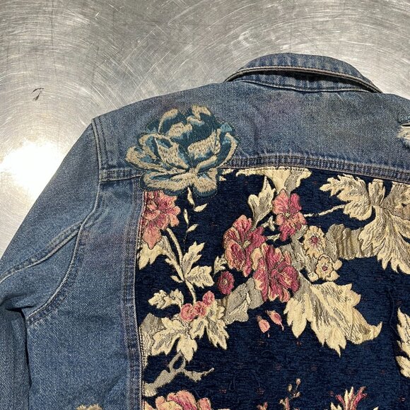Vintage Guess Embroidered Art Denim Jacket (Women’s Size S) - Picture 8 of 9